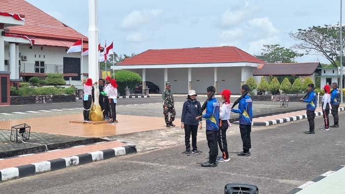 Dalam menyambut Hari Ulang Tahun ke-79 Kemerdekaan Republik Indonesia, semangat nasionalisme dan patriotisme menjadi hal yang sangat penting untuk ditanamkan dalam setiap generasi penerus bangsa. Salah satu cara untuk mengekspresikan rasa cinta tanah air adalah melalui peran serta dalam kegiatan upacara bendera, dimana pembawa bendera pusaka (Paskibraka) menjadi sosok yang sangat dihormati. Di Belitung Timur, sebanyak 32 calon Paskibraka sedang menjalani pelatihan intensif untuk mempersiapkan diri dalam tugas mulia ini. Pelatihan yang dilakukan setiap hari menjelang HUT ke-79 Kemerdekaan RI ini memiliki tujuan untuk menghasilkan generasi yang siap, disiplin, dan memiliki rasa tanggung jawab serta kecintaan terhadap negara. Artikel ini akan membahas lebih dalam mengenai proses pelatihan calon Paskibraka, tantangan yang dihadapi, serta makna penting dari peran mereka dalam upacara kemerdekaan. 1. Proses Seleksi Calon Paskibraka di Belitung Timur Pelaksanaan seleksi calon Paskibraka di Belitung Timur merupakan langkah awal yang sangat krusial dalam memastikan bahwa hanya yang terbaik yang terpilih untuk mewakili daerah dalam upacara peringatan kemerdekaan. Proses seleksi ini biasanya meliputi beberapa tahapan, mulai dari pengumuman, pendaftaran, hingga tahap seleksi yang melibatkan berbagai aspek penilaian. Pada tahap awal, pihak panitia melakukan sosialisasi di sekolah-sekolah untuk menginformasikan kepada para siswa tentang kesempatan menjadi Paskibraka. Setelah proses pendaftaran, calon peserta akan menjalani serangkaian tes yang meliputi tes fisik, mental, dan pengetahuan kebangsaan. Aspek fisik sangat penting mengingat tugas sebagai Paskibraka memerlukan stamina dan ketahanan yang prima. Tes fisik ini dapat berupa lari, push-up, dan latihan kebugaran lainnya. Sementara itu, tes mental dan pengetahuan kebangsaan melibatkan wawancara serta ujian tertulis mengenai sejarah Indonesia, nilai-nilai pancasila, dan pemahaman tentang tugas dan tanggung jawab sebagai Paskibraka. Dari sekian banyak pendaftar, hanya 32 calon yang terpilih dan siap untuk menjalani pelatihan lebih lanjut. Proses seleksi ini tidak hanya bertujuan untuk memilih yang terbaik, tetapi juga untuk menanamkan nilai-nilai disiplin, kerja keras, dan rasa percaya diri yang tinggi. Dengan demikian, calon Paskibraka tidak hanya menjadi pembawa bendera, tetapi juga menjadi contoh bagi rekan-rekannya. 2. Pelatihan Intensif Calon Paskibraka Setelah proses seleksi, memasuki fase pelatihan adalah saat yang sangat penting bagi 32 calon Paskibraka. Pelatihan ini dilakukan setiap hari dengan intensitas yang cukup tinggi, bertujuan untuk membentuk karakter serta keterampilan para calon. Pelatihan ini meliputi berbagai aspek, mulai dari teknik baris-berbaris, pengenalan bendera, hingga etika dan tata cara upacara. Pelatihan fisik menjadi salah satu fokus utama, di mana calon Paskibraka harus mampu bergerak secara serentak dan kompak. Ini membutuhkan latihan yang berulang-ulang agar terbentuk koordinasi yang baik antar anggota. Selain itu, mereka juga diajarkan bagaimana cara menjaga sikap dan postur tubuh yang baik saat berdiri dan berjalan, yang merupakan hal penting dalam pelaksanaan upacara. Aspek lain yang tak kalah penting adalah pelatihan mental. Dalam hal ini, calon Paskibraka diberikan materi tentang nilai-nilai kebangsaan, sejarah perjuangan bangsa, serta peran mereka sebagai generasi penerus. Pelatihan ini tidak hanya bertujuan untuk mempersiapkan mereka secara fisik, tetapi juga untuk membangun rasa cinta dan kebanggaan terhadap Indonesia. Dengan pemahaman yang mendalam, diharapkan mereka dapat melaksanakan tugas dengan penuh tanggung jawab dan dedikasi. Pelatih yang berpengalaman juga memiliki peranan penting dalam proses ini. Mereka bukan hanya memberikan instruksi, tetapi juga menjadi motivator bagi para calon. Di dalam pelatihan ini, para pelatih sering kali memberikan tantangan untuk meningkatkan daya juang para calon Paskibraka, sehingga mereka bisa menghadapi segala rintangan dengan semangat yang tinggi. 3. Tantangan yang Dihadapi Calon Paskibraka Tantangan terbesar yang dihadapi oleh calon Paskibraka selama proses pelatihan adalah menjaga konsistensi dan semangat. Pelatihan yang berlangsung setiap hari dengan intensitas tinggi tentu menguras tenaga dan pikiran. Banyak dari mereka yang mengalami kelelahan fisik, dan tidak jarang juga terjadi penurunan semangat di tengah jalan. Namun, inilah yang menjadi pembelajaran penting dalam proses ini—kemampuan untuk bangkit dan tetap berkomitmen meskipun dalam keadaan sulit. Selain tantangan fisik, ada juga tantangan mental yang harus dihadapi. Tekanan untuk tampil baik dan memenuhi ekspektasi sering kali menjadi beban tersendiri bagi para calon. Mereka harus mampu mengelola stres dan memanfaatkan dukungan dari rekan-rekan serta pelatih untuk tetap fokus pada tujuan akhir. Di samping itu, para calon Paskibraka juga harus menghadapi tantangan dalam hal waktu. Pelatihan yang intensif sering kali mengganggu aktivitas sehari-hari mereka, seperti belajar di sekolah. Oleh karena itu, pengaturan waktu yang baik sangat diperlukan agar mereka tetap dapat memenuhi kewajiban akademik sekaligus menjalani pelatihan. Melalui semua tantangan ini, para calon belajar banyak tentang disiplin, pengorbanan, dan pentingnya kerja sama. Ini adalah nilai-nilai yang akan mereka bawa bukan hanya selama pelatihan, tetapi juga dalam kehidupan sehari-hari. 4. Makna Penting Menjadi Paskibraka Menjadi anggota Paskibraka bukan hanya sekadar tugas untuk mengibarkan bendera dalam upacara kemerdekaan. Ini adalah sebuah kehormatan dan tanggung jawab besar yang membawa makna mendalam. Bagi para calon, pengalaman ini menjadi titik awal untuk menunjukkan cinta tanah air dan pengabdian kepada bangsa. Paskibraka dianggap sebagai simbol persatuan dan kesatuan bangsa. Dalam setiap gerakan dan sikap selama upacara, mereka mencerminkan nilai-nilai yang harus diusung oleh seluruh rakyat Indonesia. Kesatuan dalam barisan dan ketepatan dalam pelaksanaan tugas menjadi gambaran nyata dari semangat kebangsaan yang harus ditanamkan di dalam jiwa setiap individu. Selain itu, peran Paskibraka juga memberikan dampak positif bagi kehidupan sosial para anggotanya. Mereka belajar untuk saling menghormati, bekerja sama, dan membangun sikap kepemimpinan. Pengalaman ini sangat berharga dan dapat menjadi bekal di masa depan, baik di bidang pendidikan maupun dalam berkarier. Melalui pelatihan dan pengabdian ini, diharapkan para calon Paskibraka dapat menjadi generasi yang tidak hanya baik secara fisik, tetapi juga memiliki karakter yang kuat, bertanggung jawab, dan siap menghadapi tantangan di masa depan. Dengan begitu, mereka tidak hanya berfungsi sebagai pelaksana tugas, tetapi juga sebagai duta bangsa yang menginspirasi generasi selanjutnya.