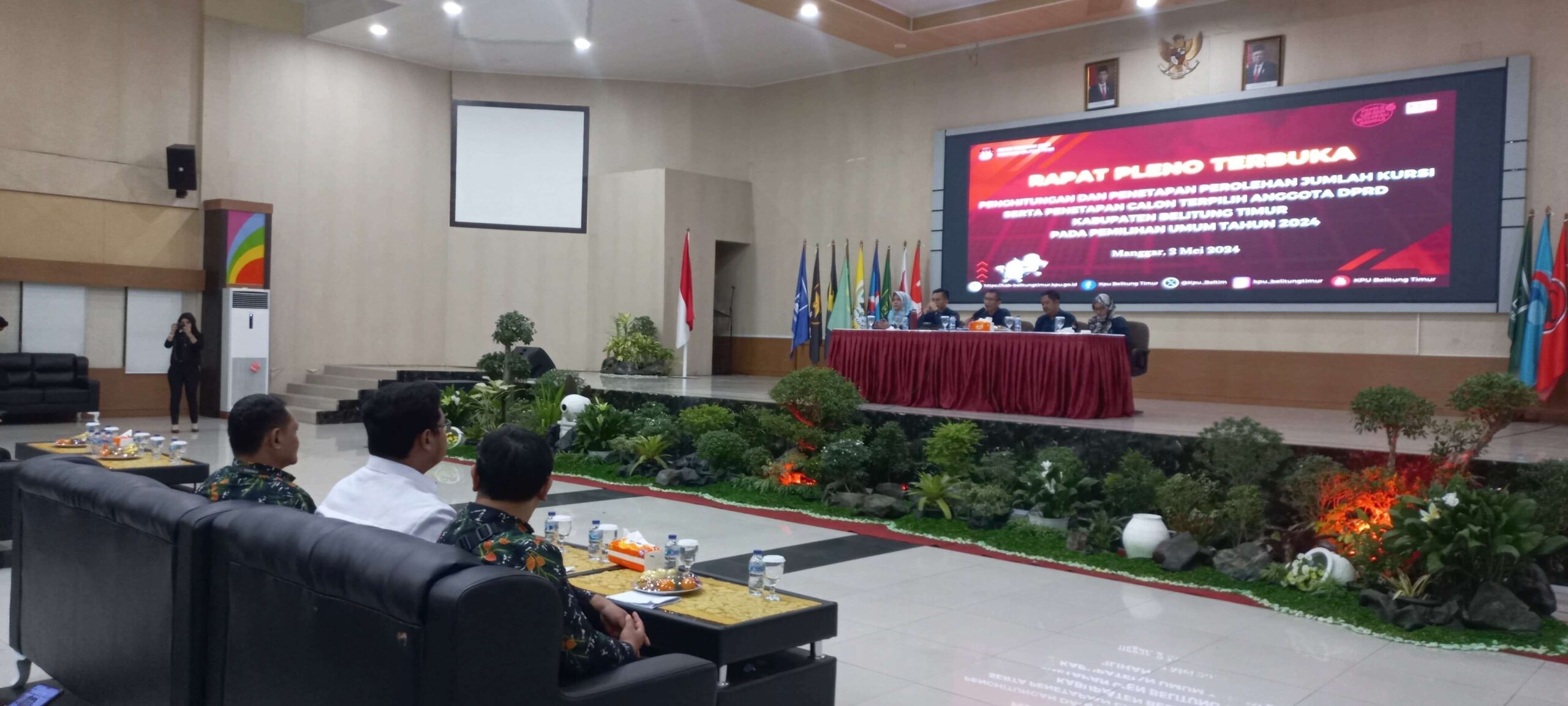 Komisi Pemilihan Umum (KPU) Kabupaten Belitung Timur (Beltim) telah menetapkan jumlah anggota Dewan Perwakilan Rakyat Daerah (DPRD) untuk Pemilu 2024 sebanyak 25 orang. Penetapan ini menjadi langkah penting dalam mempersiapkan pemilu yang akan datang, di mana masyarakat diharapkan dapat lebih aktif berpartisipasi dalam proses demokrasi. Dalam artikel ini, kami akan membahas lebih lanjut mengenai keputusan KPU Beltim, proses pemilihan, dan dampaknya bagi masyarakat serta partai politik di daerah tersebut. 1. Proses Penetapan Anggota DPRD oleh KPU Beltim Penetapan jumlah anggota DPRD merupakan tahapan krusial dalam penyelenggaraan pemilu. KPU akan melakukan berbagai pertimbangan dan kajian untuk menetapkan jumlah anggota yang akan dipilih. Pada tahun 2024, KPU Beltim menetapkan 25 anggota DPRD setelah melakukan analisis terhadap kebutuhan representasi politik di daerah tersebut. Proses ini tidak terlepas dari sejumlah faktor, termasuk demografi penduduk, jumlah pemilih, dan kebutuhan akan perwakilan yang efektif. KPU mengacu pada Undang-Undang Nomor 7 Tahun 2017 tentang Pemilihan Umum, yang mengatur bahwa jumlah anggota DPRD ditentukan berdasarkan rasio jumlah penduduk. Selain itu, KPU juga berkoordinasi dengan lembaga terkait lainnya, seperti BPS (Badan Pusat Statistik) untuk memperoleh data yang akurat mengenai jumlah penduduk dan sebaran demografi di Kabupaten Beltim. Setelah melakukan kajian, KPU Beltim menyampaikan hasil analisisnya dalam rapat pleno yang dihadiri oleh berbagai stakeholder, termasuk perwakilan partai politik, tokoh masyarakat, dan lembaga pemantau pemilu. Melalui proses yang transparan dan partisipatif ini, diharapkan keputusan yang diambil dapat mencerminkan aspirasi masyarakat serta menciptakan pemerintahan yang lebih representatif. Selain itu, KPU juga melakukan sosialisasi untuk menjelaskan kepada masyarakat tentang pentingnya pemilu dan bagaimana cara berpartisipasi dengan baik. Informasi yang akurat dan jelas sangat penting agar setiap pemilih memahami hak dan kewajibannya dalam pemilihan, serta mengetahui calon-calon yang akan diusung oleh partai politik. 2. Dampak Penetapan Anggota DPRD Terhadap Partai Politik Penetapan 25 anggota DPRD oleh KPU Beltim tentunya akan memberikan dampak signifikan bagi partai politik yang ada di daerah tersebut. Salah satu dampaknya adalah setiap partai harus menyiapkan strategi yang matang untuk merebut suara masyarakat. Mengingat jumlah anggota DPRD yang terbatas, persaingan antar partai akan semakin ketat, dan setiap suara sangat berharga. Partai politik harus melakukan konsolidasi internal untuk memastikan bahwa calon yang diusung adalah individu yang benar-benar memiliki kapasitas dan kapabilitas untuk mewakili suara rakyat. Proses seleksi calon legislator menjadi sangat penting, karena calon yang berkualitas akan berpotensi menarik minat pemilih. Selain itu, partai juga harus memperhatikan aspek gender dan latar belakang calon agar dapat menciptakan keberagaman di DPRD. Di sisi lain, penetapan anggota DPRD juga mempengaruhi strategi kampanye yang akan dilakukan oleh setiap partai. Mereka perlu merancang program-program yang relevan dan sesuai dengan kebutuhan masyarakat di Kabupaten Beltim. Dengan memahami isu-isu yang dihadapi oleh masyarakat, partai dapat menyusun visi dan misi yang tidak hanya menarik, tetapi juga dapat memberikan solusi atas permasalahan yang ada. Komunikasi yang baik antara partai politik dengan masyarakat juga menjadi kunci utama dalam memenangkan hati pemilih. Dalam era digital saat ini, partai harus memanfaatkan media sosial dan platform online lainnya untuk menjangkau lebih banyak pemilih, terutama generasi muda. Hal ini menjadi tantangan tersendiri bagi partai politik untuk beradaptasi dengan perubahan perilaku pemilih di era digital. 3. Peran Masyarakat dalam Pemilu 2024 Keterlibatan masyarakat dalam pemilu sangatlah penting. Masyarakat diharapkan tidak hanya menjadi pemilih, tetapi juga berperan aktif dalam proses demokrasi. Dengan penetapan 25 anggota DPRD, masyarakat memiliki kesempatan untuk memilih wakil yang diinginkan untuk mewakili aspirasi mereka. Oleh karena itu, sosialisasi mengenai pemilu harus dilakukan secara intensif agar masyarakat memahami hak dan tanggung jawab mereka sebagai pemilih. Masyarakat juga dapat berpartisipasi dalam pengawasan pemilu. Melalui lembaga pemantau pemilu atau sebagai relawan, masyarakat dapat memastikan bahwa proses pemilu berlangsung dengan jujur dan adil. Pengawasan oleh masyarakat sangatlah penting untuk mencegah kecurangan dan memastikan bahwa suara rakyat dihitung dengan benar. Selain itu, peningkatan literasi politik di kalangan masyarakat juga sangat penting. Dengan memahami proses pemilihan, masyarakat dapat membuat keputusan yang lebih baik saat memberikan suara. Informasi mengenai calon legislatif, program-program yang ditawarkan, serta rekam jejak calon dapat membantu masyarakat dalam menentukan pilihan. Masyarakat juga berhak untuk mengajukan pertanyaan atau memberikan masukan kepada calon legislatif melalui forum-forum diskusi atau dialog terbuka. Ini adalah kesempatan bagi masyarakat untuk mengetahui lebih dalam tentang visi dan misi calon, serta untuk menyampaikan aspirasi yang mereka miliki. 4. Harapan Terhadap DPRD yang Terpilih Dengan penetapan 25 anggota DPRD, harapan masyarakat terhadap lembaga legislatif ini menjadi sangat besar. Banyak di antara mereka berharap agar anggota DPRD yang terpilih dapat benar-benar menjadi suara rakyat dan memperjuangkan kepentingan masyarakat di tingkat daerah. Keterwakilan yang baik di DPRD diharapkan dapat menghasilkan kebijakan yang pro-rakyat dan mampu menjawab tantangan yang ada, mulai dari masalah sosial, ekonomi, hingga lingkungan. DPRD yang efektif juga diharapkan dapat melakukan fungsi pengawasan terhadap kebijakan pemerintah daerah. Anggota DPRD harus memiliki kemampuan untuk menganalisis dan menilai setiap kebijakan yang diambil oleh pemerintah agar sesuai dengan kebutuhan masyarakat. Mereka harus mampu berkomunikasi dengan baik dengan konstituennya untuk memahami isu-isu yang ada di masyarakat. Lebih jauh lagi, masyarakat berharap agar DPRD dapat berperan aktif dalam pembangunan daerah. Ini mencakup berbagai aspek, mulai dari infrastruktur, pendidikan, kesehatan, hingga pemberdayaan ekonomi lokal. DPRD harus mampu menjalin kerjasama dengan pemerintah daerah untuk merumuskan dan melaksanakan program-program yang bermanfaat bagi masyarakat. Penting juga bagi DPRD untuk menjaga transparansi dalam setiap kebijakan yang diambil. Masyarakat berhak untuk mengetahui proses pengambilan keputusan yang dilakukan oleh anggota DPRD, termasuk dalam hal penggunaan anggaran. Dengan begitu, kepercayaan masyarakat terhadap lembaga legislatif dapat terjaga, dan partisipasi masyarakat dalam proses demokrasi dapat meningkat.