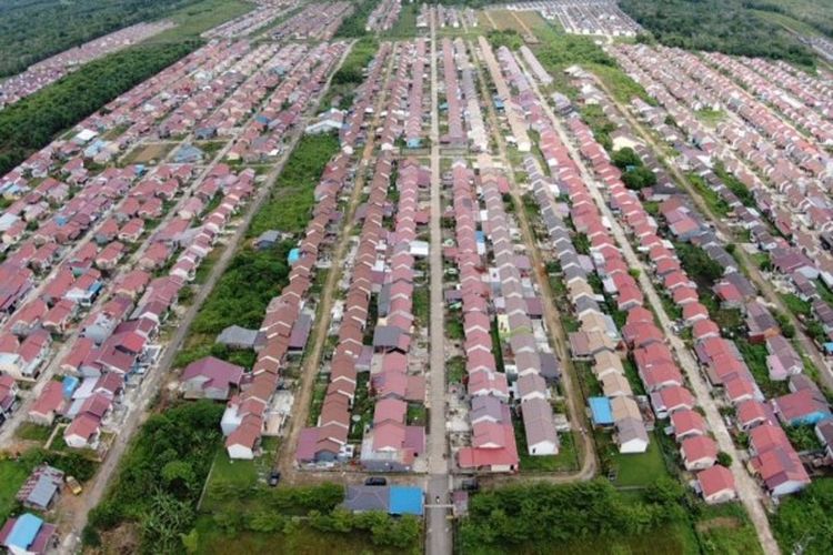 Kabupaten Belitung Timur, yang terletak di provinsi Bangka Belitung, merupakan salah satu daerah yang semakin menarik perhatian para pencari hunian. Dengan keindahan alamnya, pantai yang memukau, serta keramahan masyarakatnya, Belitung Timur menawarkan kehidupan yang tenang dan nyaman. Namun, tantangan terbesar bagi banyak orang adalah menemukan perumahan yang terjangkau, terutama bagi mereka yang memiliki anggaran terbatas. Artikel ini akan membahas pilihan perumahan di bawah Rp 200 juta yang dapat menjadi solusi ekonomis bagi Anda yang ingin memiliki rumah di daerah ini. Kami akan mengulas berbagai pilihan perumahan, fasilitas umum yang mendukung, serta tips untuk memilih hunian yang tepat. 1. Mengenal Pasar Properti di Belitung Timur Pasar properti di Kabupaten Belitung Timur menunjukkan pertumbuhan yang signifikan dalam beberapa tahun terakhir. Hal ini dipicu oleh peningkatan minat masyarakat untuk tinggal di daerah yang menawarkan kombinasi antara keindahan alam dan kehidupan yang lebih tenang dibandingkan dengan kota-kota besar. Dengan harga yang relatif terjangkau, perumahan di bawah Rp 200 juta menjadi pilihan yang menarik bagi keluarga muda, pekerja migran, dan pensiunan yang ingin menikmati masa pensiun di tempat yang damai. Dalam segmen ini, kita akan membahas berbagai jenis perumahan yang tersedia di Belitung Timur. Dari rumah tipe sederhana hingga rumah subsidi, setiap pilihan memiliki kelebihan dan kekurangan masing-masing. Rumah subsidi, misalnya, ditujukan bagi mereka yang memenuhi syarat tertentu dan biasanya memiliki harga yang lebih rendah dibandingkan dengan rumah komersil. Namun, perlu diingat bahwa rumah subsidi seringkali memiliki proses pengajuan yang lebih ketat. Selain itu, lokasi perumahan juga menjadi faktor penting yang perlu dipertimbangkan. Beberapa daerah di Belitung Timur, seperti Gantung dan Manggar, memiliki akses yang baik ke berbagai fasilitas umum seperti sekolah, rumah sakit, dan pusat perbelanjaan. Memilih lokasi yang strategis dapat membantu Anda mendapatkan kualitas hidup yang lebih baik. 2. Rekomendasi Perumahan Terjangkau di Belitung Timur Berbicara tentang perumahan terjangkau di Belitung Timur, ada beberapa proyek perumahan yang dapat Anda pertimbangkan. Pertama, kami akan membahas perumahan yang dikembangkan oleh pengembang lokal yang menawarkan hunian berkualitas dengan harga di bawah Rp 200 juta. Proyek ini biasanya memiliki desain yang modern dan fungsional, serta dilengkapi dengan infrastruktur yang memadai. Salah satu contohnya adalah perumahan "Harmoni Residence" yang berlokasi di Gantung. Dengan harga mulai dari Rp 150 juta, Harmoni Residence menawarkan rumah tipe 36 dengan dua kamar tidur, ruang tamu, dan dapur. Keunggulan dari perumahan ini adalah lokasinya yang dekat dengan pusat kota dan akses ke transportasi umum yang mudah. Selanjutnya, ada juga perumahan subsidi yang dibangun oleh pemerintah, seperti program sejuta rumah. Program ini bertujuan untuk memberikan akses kepada masyarakat berpenghasilan rendah untuk memiliki hunian yang layak. Rumah subsidi biasanya memiliki harga yang lebih rendah dan dapat diakses oleh masyarakat yang memenuhi syarat penghasilan tertentu. Namun, meskipun banyak pilihan perumahan terjangkau, penting untuk melakukan riset dan kunjungan langsung ke lokasi untuk mengevaluasi kondisi dan fasilitas yang ditawarkan. Pastikan untuk memeriksa legalitas properti dan memahami syarat-syarat kepemilikan agar tidak menghadapi masalah di masa mendatang. 3. Fasilitas Umum yang Mendukung Kehidupan di Belitung Timur Memilih perumahan bukan hanya sekedar mempertimbangkan harga, tetapi juga fasilitas umum yang ada di sekitar. Belitung Timur memiliki berbagai fasilitas yang mendukung kehidupan sehari-hari, seperti sekolah, pusat kesehatan, dan tempat perbelanjaan. Hal ini menjadi penting bagi keluarga yang ingin menetap di daerah ini. Sekolah-sekolah yang ada di Belitung Timur, baik negeri maupun swasta, menyediakan pendidikan yang layak bagi anak-anak. Dengan adanya berbagai jenjang pendidikan, mulai dari taman kanak-kanak hingga sekolah menengah, orangtua tidak perlu khawatir akan kualitas pendidikan yang diterima anak-anak mereka. Kemudian, untuk kebutuhan kesehatan, terdapat beberapa puskesmas dan rumah sakit di wilayah ini yang siap memberikan layanan kesehatan kepada masyarakat. Layanan kesehatan yang memadai sangat penting, terutama bagi mereka yang memiliki anak kecil atau anggota keluarga yang membutuhkan perawatan khusus. Selain itu, pusat perbelanjaan seperti pasar tradisional dan minimarket juga memudahkan masyarakat dalam memenuhi kebutuhan sehari-hari. Akses yang mudah ke berbagai fasilitas ini menjadi pertimbangan penting bagi calon pembeli rumah, karena dapat meningkatkan kualitas hidup dan kenyamanan dalam menjalani aktivitas sehari-hari. 4. Tips Memilih Perumahan Terjangkau yang Tepat Memilih hunian adalah keputusan penting yang memerlukan pertimbangan matang. Berikut adalah beberapa tips untuk membantu Anda memilih perumahan terjangkau di Belitung Timur yang sesuai dengan kebutuhan dan anggaran Anda: Tentukan Anggaran: Sebelum memulai pencarian, tentukan anggaran yang realistis. Hitung semua biaya yang mungkin timbul, seperti biaya notaris, pajak, dan biaya perawatan rumah. Lakukan Riset: Selalu lakukan riset mengenai pengembang perumahan. Pastikan mereka memiliki reputasi yang baik dan proyek yang telah diselesaikan sebelumnya. Kunjungi Lokasi: Usahakan untuk melakukan kunjungan langsung ke lokasi. Ini akan membantu Anda menilai kondisi fisik rumah dan lingkungan di sekitarnya. Periksa Legalitas: Pastikan semua dokumen legalitas perumahan sudah lengkap. Ini penting untuk menghindari masalah hukum di kemudian hari. Pertimbangkan Fasilitas: Pilih lokasi yang memiliki fasilitas umum yang memadai, seperti sekolah, rumah sakit, dan akses transportasi. Dengan mempertimbangkan semua aspek di atas, Anda dapat menemukan perumahan terjangkau di Belitung Timur yang sesuai dengan kebutuhan dan harapan Anda.