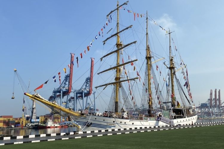 Kapal Legendaris KRI Dewaruci Berlabuh di Belitung Timur,Tapak Tilas Jalur Rempah