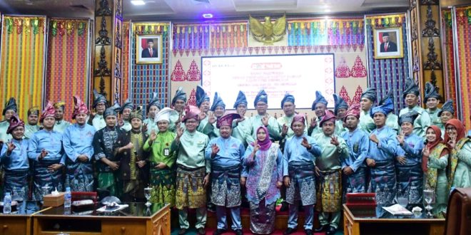 Hari Jadi merupakan momen penting bagi suatu daerah untuk merayakan pencapaian dan kemajuan yang telah diraih selama bertahun-tahun. Tidak terkecuali untuk Kabupaten Bengkalis, yang baru saja merayakan Hari Jadi ke-512. Pada momen tersebut, Dewan Perwakilan Rakyat Daerah (DPRD) Kabupaten Bengkalis menggelar Sidang Paripurna Istimewa. Sidang ini dihadiri oleh berbagai elemen masyarakat, termasuk pejabat pemerintah, tokoh masyarakat, dan masyarakat umum. Dalam artikel ini, kita akan membahas lebih dalam mengenai momen bersejarah ini, mulai dari latar belakang acara, agenda sidang, dampak bagi masyarakat, hingga harapan untuk masa depan Kabupaten Bengkalis. 1. Latar Belakang Sidang Paripurna Istimewa Latar belakang diadakannya Sidang Paripurna Istimewa dalam rangka memperingati Hari Jadi ke-512 Bengkalis tidak bisa dipisahkan dari sejarah panjang dan perjalanan Kabupaten Bengkalis. Sejak didirikan, Bengkalis telah mengalami berbagai perubahan dan perkembangan yang signifikan. Sidang Paripurna ini bukan hanya sekadar seremonial, tetapi juga sebagai refleksi dari perjalanan panjang daerah ini. Melalui sidang ini, DPRD memberikan penghormatan kepada para pendiri dan tokoh-tokoh yang telah berjasa dalam membangun Kabupaten Bengkalis. Di samping itu, sidang ini juga menjadi ajang untuk menilai capaian yang telah diraih oleh pemerintah daerah. Dalam konteks pembangunan, DPRD berperan penting dalam mengawasi dan memberikan rekomendasi yang berkaitan dengan kebijakan dan program-program yang dijalankan. Melalui Sidang Paripurna ini, DPRD menghadirkan laporan tahunan yang berisi evaluasi dan rencana kerja ke depan. Hal ini penting untuk memberi transparansi kepada publik mengenai penggunaan anggaran dan progres pembangunan di Kabupaten Bengkalis. Acara ini juga menjadi momen untuk memperkuat sinergi antara pemerintah daerah, DPRD, dan masyarakat. Dengan melibatkan berbagai elemen, diharapkan berbagai aspirasi masyarakat dapat disampaikan dan diperhatikan dalam pengambilan keputusan. Sidang Paripurna Istimewa ini diharapkan dapat menjadi jembatan komunikasi yang efektif antara pemerintah dan masyarakat, sehingga bersama-sama dapat membangun Kabupaten Bengkalis yang lebih baik. 2. Agenda Sidang Paripurna Agenda Sidang Paripurna Istimewa Hari Jadi ke-512 Bengkalis mencakup beberapa poin penting yang diharapkan dapat membawa dampak signifikan bagi daerah. Salah satu agenda utama adalah pengesahan laporan kinerja pemerintah daerah selama satu tahun. Laporan ini berisi informasi tentang pencapaian yang telah diraih serta tantangan yang dihadapi. Dengan adanya laporan ini, masyarakat bisa memahami seberapa efektif program-program pembangunan yang dijalankan. Selain itu, dalam sidang ini juga dilakukan pemaparan rencana kerja pemerintah daerah untuk tahun berikutnya. Ini adalah kesempatan bagi DPRD untuk mendengarkan aspirasi masyarakat dan merumuskan program-program yang relevan dengan kebutuhan masyarakat. Rencana kerja ini harus mencakup berbagai sektor, mulai dari pendidikan, kesehatan, infrastruktur, hingga ekonomi, untuk memastikan pembangunan yang berkelanjutan dan merata. Tidak hanya itu, sidang ini juga menjadi forum untuk memberikan penghargaan kepada individu atau kelompok yang berkontribusi besar dalam pembangunan Kabupaten Bengkalis. Penghargaan ini diharapkan dapat memotivasi lebih banyak pihak untuk berpartisipasi aktif dalam pembangunan daerah. Selain itu, sidang ini juga menjadi kesempatan untuk mendiskusikan permasalahan yang sedang dihadapi oleh masyarakat dan mencari solusi bersama. DPRD juga memanfaatkan momen ini untuk membahas isu-isu terkini yang relevan dengan kebijakan daerah, seperti pengelolaan sumber daya alam dan lingkungan hidup. Dengan adanya diskusi terbuka, diharapkan dapat dicapai kesepakatan yang menguntungkan semua pihak dan meminimalisir konflik yang mungkin terjadi. 3. Dampak Sidang Paripurna bagi Masyarakat Sidang Paripurna Istimewa Hari Jadi ke-512 Bengkalis memiliki dampak yang luas bagi masyarakat. Pertama, sidang ini menjadi sarana untuk memberikan informasi yang transparan mengenai kinerja pemerintah daerah. Dengan adanya laporan yang disampaikan, masyarakat bisa menilai seberapa baik pemerintah dalam menjalankan tugas dan tanggung jawabnya. Keterbukaan informasi ini sangat penting untuk membangun kepercayaan publik terhadap pemerintah. Kedua, melalui sidang ini, masyarakat diberikan kesempatan untuk menyampaikan aspirasi dan masukan yang berkaitan dengan pembangunan daerah. Dengan melibatkan masyarakat, DPRD dapat memahami kebutuhan dan harapan masyarakat dengan lebih baik. Hal ini akan berkontribusi pada pembuatan kebijakan yang lebih tepat dan relevan. Ketiga, sidang ini juga memberikan dorongan bagi masyarakat untuk lebih aktif dalam berpartisipasi dalam pembangunan. Dengan adanya penghargaan kepada individu atau kelompok yang berkontribusi, masyarakat akan merasa lebih dihargai dan termotivasi untuk berperan aktif. Partisipasi masyarakat sangat penting dalam menciptakan sinergi antara pemerintah dan rakyat, yang pada akhirnya akan berdampak positif bagi pembangunan daerah. Keempat, sidang ini bisa menjadi momentum untuk memperkuat identitas dan kebersamaan masyarakat Bengkalis. Dengan merayakan Hari Jadi, masyarakat akan semakin merasakan kebanggaan terhadap daerahnya. Hal ini penting untuk membangun solidaritas sosial dan meningkatkan rasa memiliki terhadap Kabupaten Bengkalis. 4. Harapan untuk Masa Depan Kabupaten Bengkalis Melihat ke depan, harapan untuk Kabupaten Bengkalis semakin besar seiring dengan semangat yang terlihat dalam Sidang Paripurna Istimewa ini. Pertama, diharapkan pemerintah daerah dapat terus berkomitmen untuk meningkatkan kualitas pelayanan publik. Hal ini mencakup berbagai aspek, seperti pendidikan, kesehatan, dan infrastruktur. Pembangunan yang berorientasi pada masyarakat harus menjadi prioritas utama untuk menciptakan kesejahteraan. Kedua, diharapkan sinergi antara pemerintah, DPRD, dan masyarakat dapat terus terjaga. Kerjasama yang baik akan mendorong partisipasi masyarakat dalam pembangunan, serta mempercepat pencapaian target-target pembangunan yang telah ditetapkan. Masyarakat perlu dilibatkan dalam setiap tahap perencanaan dan pelaksanaan program untuk memastikan bahwa kebijakan yang diambil sesuai dengan kebutuhan mereka. Ketiga, pentingnya pengelolaan sumber daya alam yang berkelanjutan. Bengkalis memiliki kekayaan alam yang melimpah, namun juga memerlukan perhatian khusus untuk menjaga kelestariannya. Kebijakan yang ramah lingkungan harus menjadi bagian integral dari rencana pembangunan daerah agar generasi mendatang juga dapat menikmati sumber daya yang ada. Keempat, harapan akan tercapainya kemandirian ekonomi. Dengan potensi yang dimiliki, Bengkalis diharapkan dapat mengembangkan sektor-sektor ekonomi yang berkelanjutan, sehingga dapat menciptakan lapangan kerja dan meningkatkan pendapatan masyarakat. Oleh karena itu, inovasi dan kreativitas dalam mengelola potensi daerah harus terus didorong. Dengan semangat dan kolaborasi yang kuat antara semua elemen masyarakat, harapan akan masa depan Kabupaten Bengkalis yang lebih baik bukanlah hal yang mustahil.