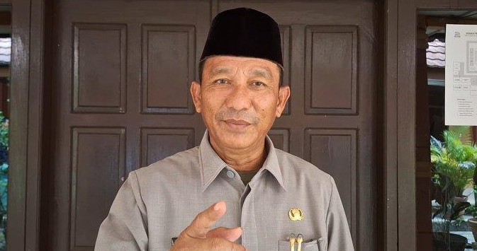 Anggaran Pendapatan dan Belanja Daerah (APBD) merupakan salah satu instrumen penting dalam pengelolaan keuangan daerah. APBD berfungsi sebagai pedoman dalam melaksanakan berbagai program dan kegiatan yang bertujuan untuk meningkatkan kesejahteraan masyarakat, serta memajukan daerah itu sendiri. Namun, kondisi keuangan daerah seringkali dipengaruhi oleh Pendapatan Asli Daerah (PAD), yang merupakan sumber utama pendapatan daerah. Pada tahun 2025, Kabupaten Belitung Timur menghadapi tantangan besar dengan menurunnya PAD yang berpotensi menyebabkan pengurangan APBD. Dalam artikel ini, kita akan membahas empat subjudul yang berkaitan dengan isu ini, yaitu pengertian APBD dan PAD, penyebab penurunan PAD di Belitung Timur, dampak pengurangan APBD terhadap masyarakat, serta langkah-langkah yang dapat diambil untuk mengatasi masalah ini. 1. Pengertian APBD dan PAD APBD adalah rencana keuangan tahunan yang disusun oleh pemerintah daerah, yang di dalamnya termuat proyeksi pendapatan dan pengeluaran daerah. APBD harus disusun berdasarkan asas-asas transparansi, akuntabilitas, dan partisipasi masyarakat. Sementara itu, PAD adalah salah satu komponen utama pendapatan daerah yang terdiri dari berbagai sumber, antara lain pajak daerah, retribusi, hasil pengelolaan kekayaan daerah, serta pendapatan lainnya yang sah. Pentingnya APBD dan PAD bagi daerah tidak dapat diabaikan, karena keduanya berperan penting dalam menentukan sejauh mana pemerintah daerah dapat melaksanakan program-program pembangunan yang bermanfaat bagi masyarakat. Pemerintah daerah yang memiliki PAD yang kuat cenderung lebih mampu mengelola keuangan dan menyelenggarakan berbagai layanan publik. Sebaliknya, daerah yang memiliki PAD rendah akan menghadapi kesulitan dalam memenuhi kebutuhan dan harapan masyarakat. Dalam konteks Belitung Timur, penurunan PAD menjadi perhatian serius karena dapat berdampak langsung pada ketersediaan dana untuk program-program pembangunan dan pelayanan publik. Oleh karena itu, pemahaman yang mendalam tentang APBD dan PAD adalah langkah pertama untuk memahami permasalahan yang dihadapi Belitung Timur dalam konteks pengurangan APBD pada tahun 2025. 2. Penyebab Penurunan PAD di Belitung Timur Penurunan PAD di Belitung Timur dapat disebabkan oleh berbagai faktor. Salah satu penyebab utama adalah dampak dari kondisi ekonomi yang tidak stabil. Ketidakpastian ekonomi, termasuk fluktuasi harga komoditas dan penurunan investasi, dapat mempengaruhi pendapatan pajak daerah dan retribusi. Belitung Timur, yang bergantung pada sektor pariwisata, juga menghadapi tantangan akibat penurunan jumlah wisatawan yang berkunjung, terutama setelah pandemi COVID-19. Hal ini berimbas pada pendapatan dari sektor pariwisata yang berkontribusi pada PAD. Selain itu, manajemen pendanaan dan pengelolaan aset daerah yang kurang optimal juga menjadi faktor penyebab penurunan PAD. Kurangnya inovasi dalam menciptakan sumber pendapatan baru dan ketidakmampuan dalam memanfaatkan potensi daerah secara maksimal dapat mengakibatkan minimnya kontribusi PAD. Misalnya, potensi pengelolaan sumber daya alam dan pariwisata yang belum tergarap dengan baik dapat menjadi kehilangan peluang pendapatan yang signifikan bagi daerah. Faktor lain yang tidak kalah penting adalah kebijakan perpajakan yang kurang menarik bagi investor. Jika kebijakan perpajakan tidak mendukung pertumbuhan ekonomi atau tidak memberikan insentif bagi investor, maka kemungkinan besar akan menghambat masuknya investasi baru yang dapat meningkatkan PAD. Oleh karena itu, analisis menyeluruh tentang penyebab penurunan PAD di Belitung Timur sangat diperlukan untuk merumuskan strategi perbaikan yang efektif. 3. Dampak Pengurangan APBD Terhadap Masyarakat Pengurangan APBD akibat penurunan PAD tentunya akan berdampak signifikan bagi masyarakat Belitung Timur. Salah satu dampak paling nyata adalah terhambatnya pelaksanaan program-program pembangunan. APBD yang berkurang berarti dana yang tersedia untuk infrastruktur, pendidikan, kesehatan, dan layanan publik lainnya juga akan berkurang. Hal ini dapat menyebabkan keterlambatan dalam pembangunan infrastruktur dasar, seperti jalan, sekolah, dan fasilitas kesehatan, yang pada akhirnya akan mempengaruhi kualitas hidup masyarakat. Dampak lain dari pengurangan APBD adalah berkurangnya anggaran untuk subsidi dan bantuan sosial. Masyarakat yang rentan, termasuk keluarga miskin dan kelompok yang membutuhkan, mungkin tidak lagi mendapatkan dukungan yang mereka perlukan. Dengan anggaran yang terbatas, pemerintah daerah akan kesulitan untuk memenuhi kebutuhan dasar masyarakat, yang dapat menimbulkan ketidakpuasan sosial dan meningkatkan ketegangan di masyarakat. Selain itu, pengurangan APBD juga dapat mempengaruhi daya saing daerah dalam menarik investasi. Investor cenderung melihat stability keuangan dan infrastruktur yang memadai sebelum memutuskan untuk berinvestasi. Jika APBD terus berkurang, maka persepsi negatif tentang kondisi ekonomi daerah bisa muncul, yang berpotensi mengurangi minat investasi. Ini dapat menciptakan siklus negatif yang sulit diputus, di mana penurunan pendapatan menyebabkan pengurangan belanja publik, yang pada gilirannya akan menghambat pertumbuhan ekonomi dan kemampuan daerah untuk mengumpulkan pajak. 4. Langkah-Langkah Mengatasi Penurunan PAD Dalam menghadapi penurunan PAD dan dampaknya terhadap APBD, pemerintah daerah Belitung Timur perlu mengambil langkah-langkah strategis. Pertama-tama, penting untuk melakukan evaluasi menyeluruh terhadap sumber-sumber PAD yang ada. Pemerintah daerah perlu menganalisis potensi pendapatan dari pajak dan retribusi serta mencari cara untuk meningkatkan efisiensi pengumpulan pajak. Inovasi dalam kebijakan perpajakan, seperti memberikan insentif bagi wajib pajak yang taat, dapat menjadi solusi untuk meningkatkan pendapatan. Selain itu, pemerintah daerah juga perlu mengembangkan potensi sektor pariwisata yang menjadi andalan Belitung Timur. Meningkatkan promosi pariwisata dan menciptakan paket wisata yang menarik bisa mendatangkan lebih banyak wisatawan. Selain itu, pengembangan infrastruktur pariwisata yang memadai juga akan meningkatkan daya tarik daerah bagi pengunjung, yang pada gilirannya dapat meningkatkan PAD. Implementasi kebijakan pengelolaan aset daerah yang lebih baik juga harus menjadi perhatian. Pemerintah daerah dapat mengoptimalkan penggunaan aset yang dimiliki untuk menciptakan pendapatan tambahan. Misalnya, melakukan kerjasama dengan pihak ketiga dalam mengelola sumber daya alam yang ada, sehingga dapat meningkatkan pendapatan daerah. Terakhir, partisipasi masyarakat sangat penting dalam mengatasi masalah ini. Melibatkan masyarakat dalam perencanaan dan pengawasan penggunaan anggaran dapat meningkatkan transparansi dan akuntabilitas pemerintah daerah. Dengan demikian, diharapkan masyarakat dapat lebih proaktif dalam mendukung program-program yang dapat meningkatkan PAD.